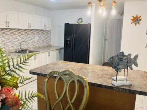 Unit B, Davie, FL 33314