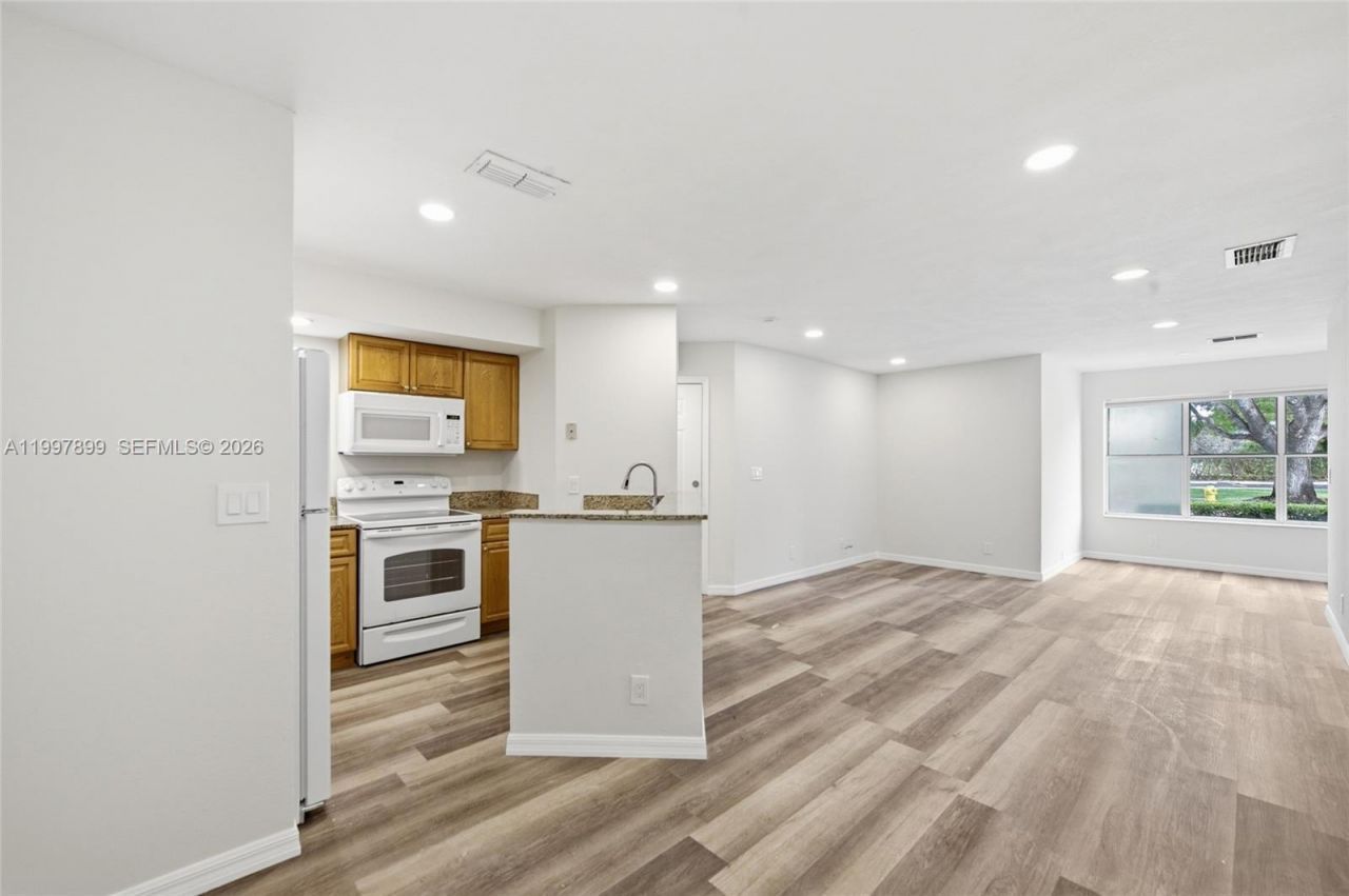 3310 N Pinewalk Dr N, Unit 1817, Margate, FL 33063 Photo