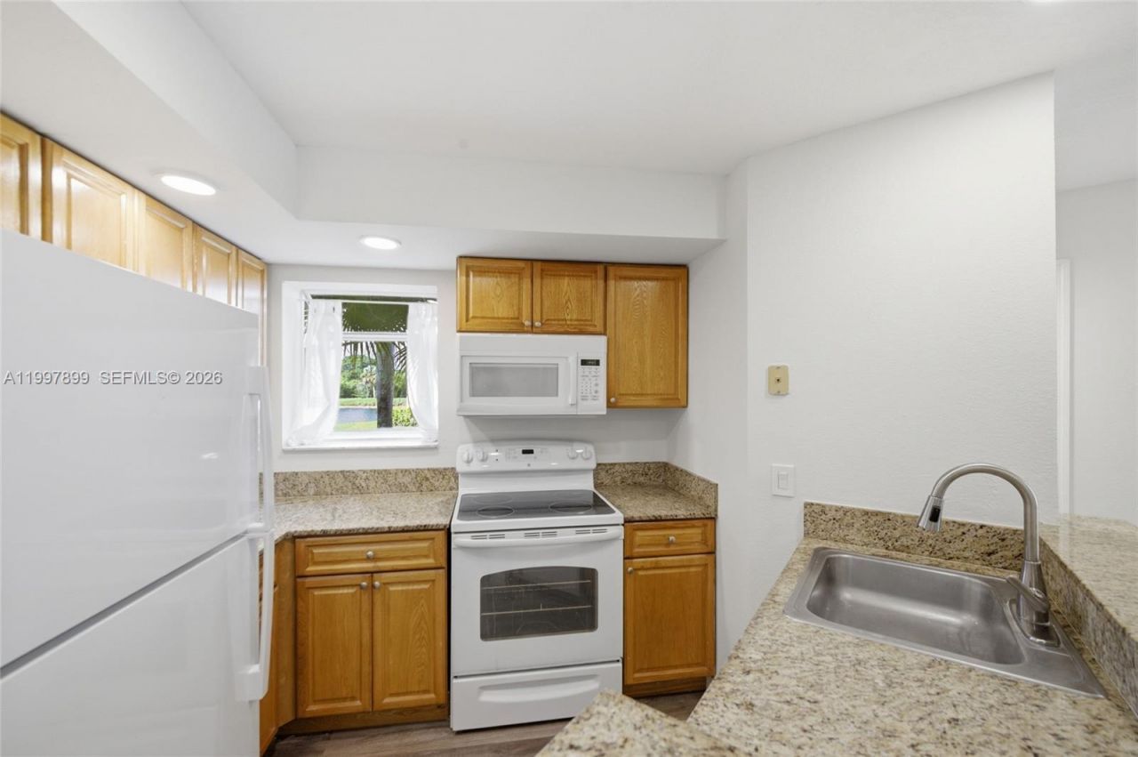 3310 N Pinewalk Dr N, Unit 1817, Margate, FL 33063 Photo