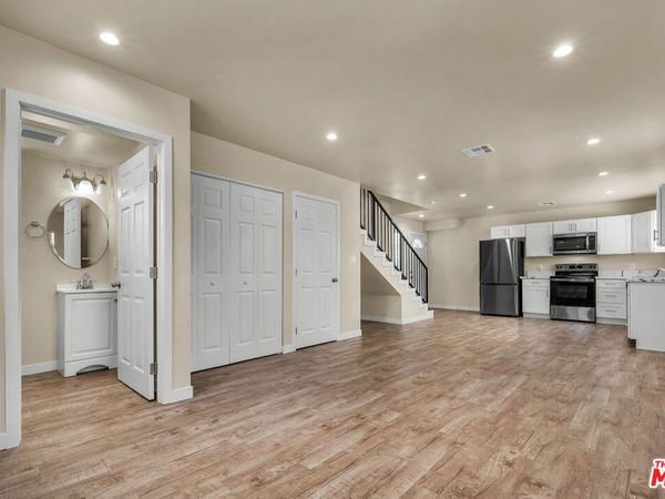 2816 W Jefferson Boulevard , Los Angeles, CA 90018