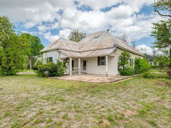 701 NE 1st ST, Smithville, TX 78957