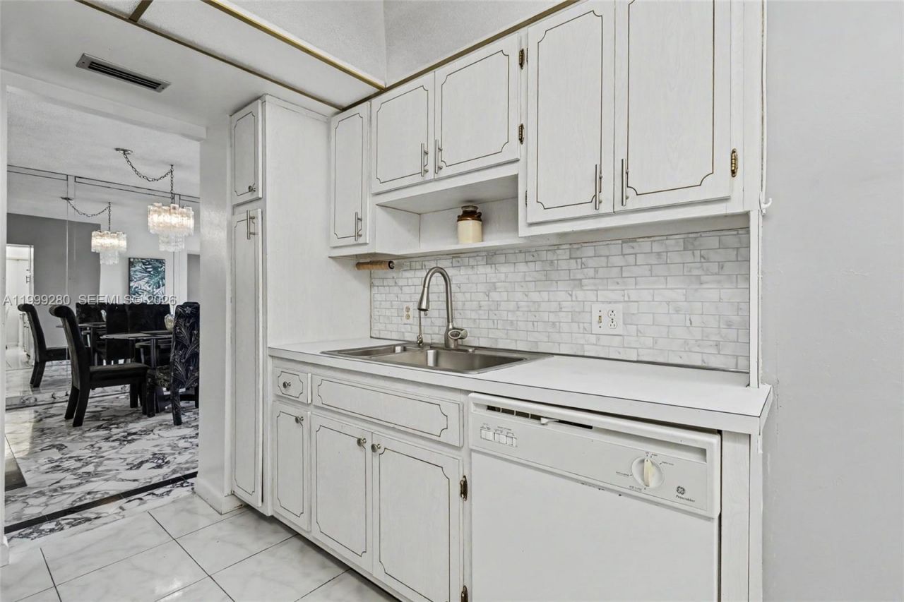 4330 Hillcrest Dr , Unit 405, Hollywood, FL 33021 Photo