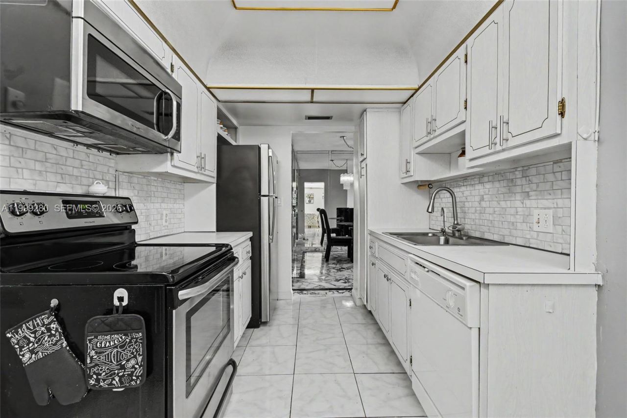 4330 Hillcrest Dr , Unit 405, Hollywood, FL 33021 Photo