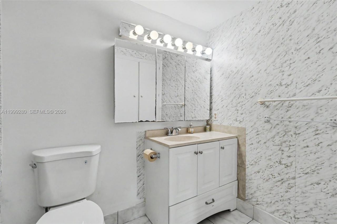 4330 Hillcrest Dr , Unit 405, Hollywood, FL 33021 Photo