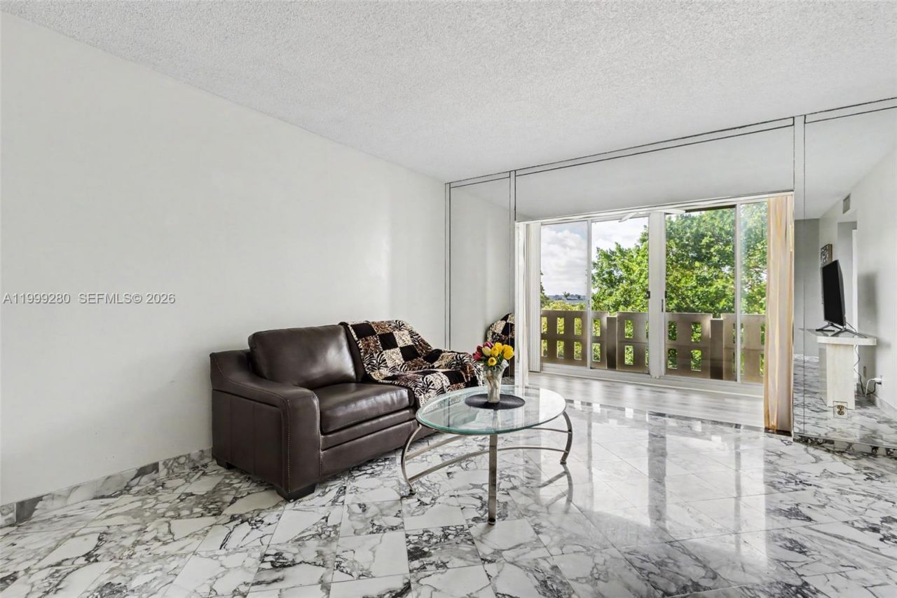 4330 Hillcrest Dr , Unit 405, Hollywood, FL 33021 Photo