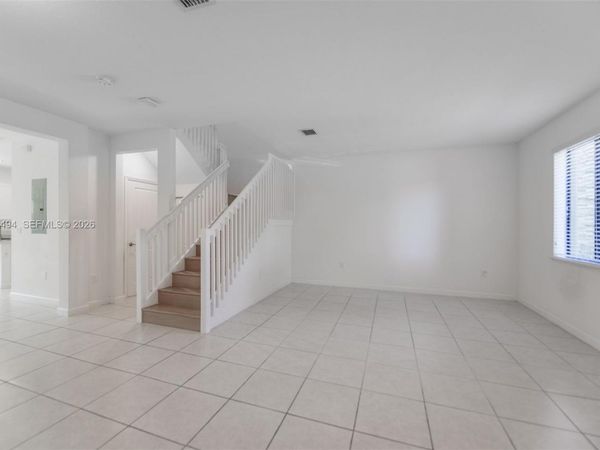 640 NE 207th St, Miami, FL 33179