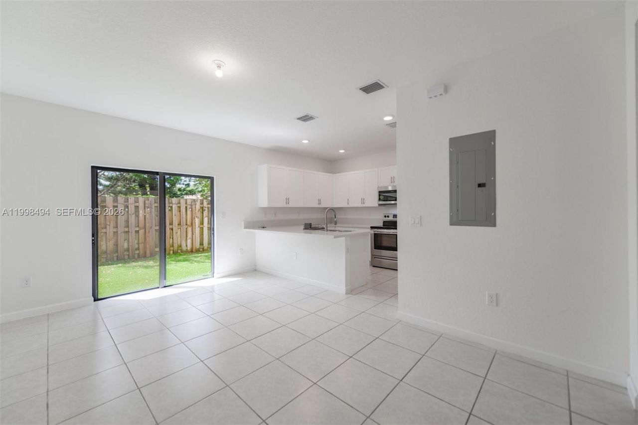 640 NE 207th St, Miami, FL 33179 Photo