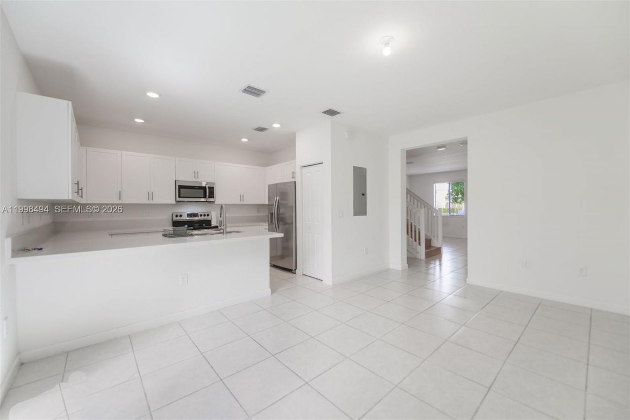 640 NE 207th St, Miami, FL 33179 Photo