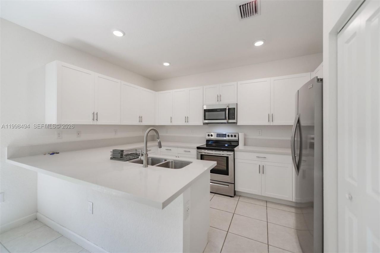 640 NE 207th St, Miami, FL 33179 Photo