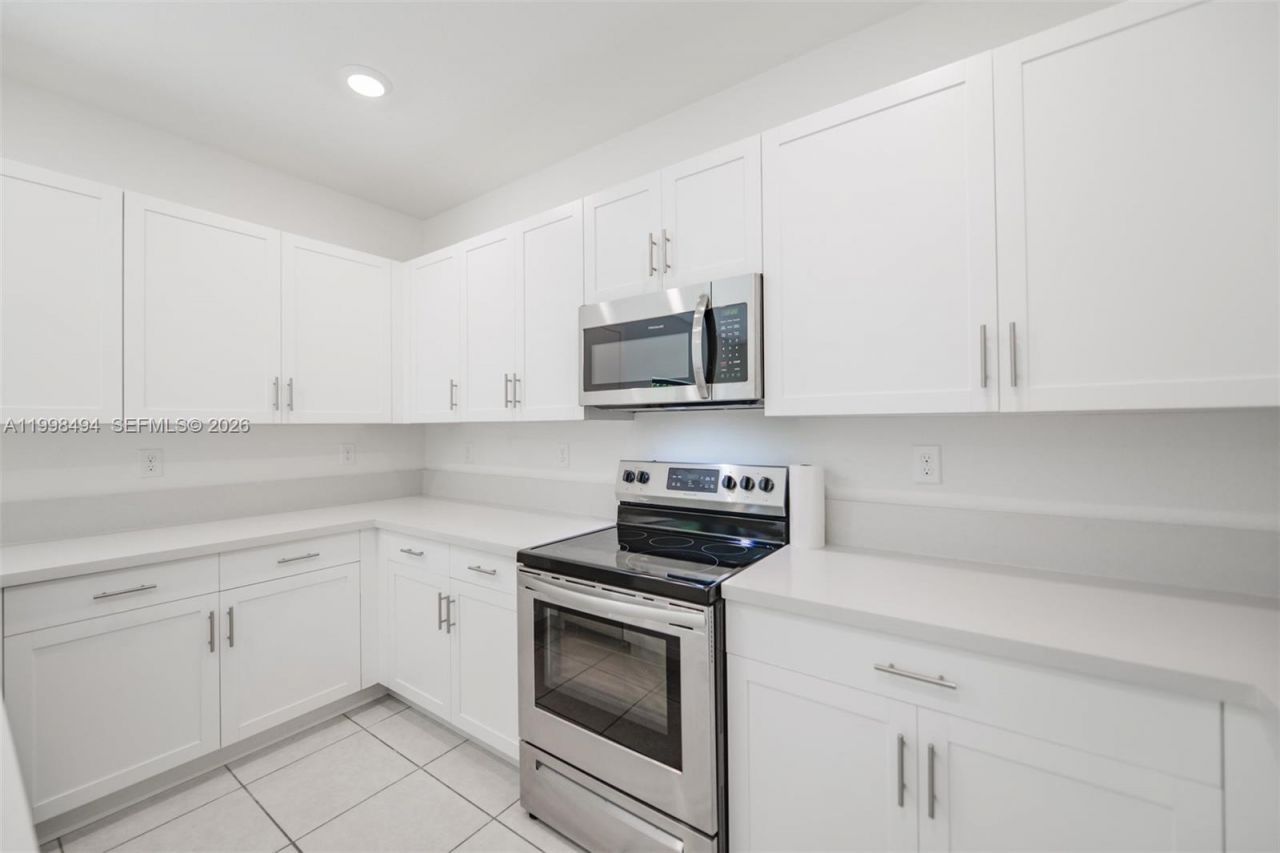 640 NE 207th St, Miami, FL 33179 Photo