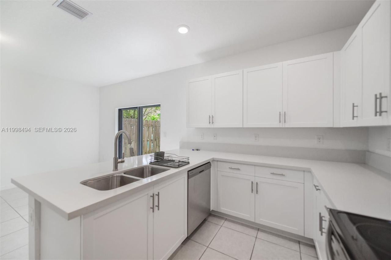 640 NE 207th St, Miami, FL 33179 Photo