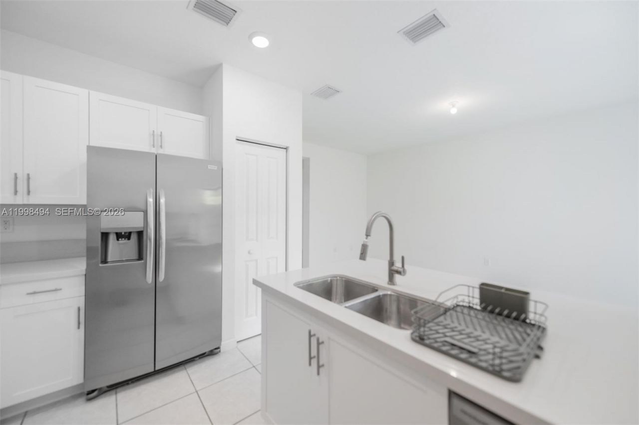 640 NE 207th St, Miami, FL 33179 Photo