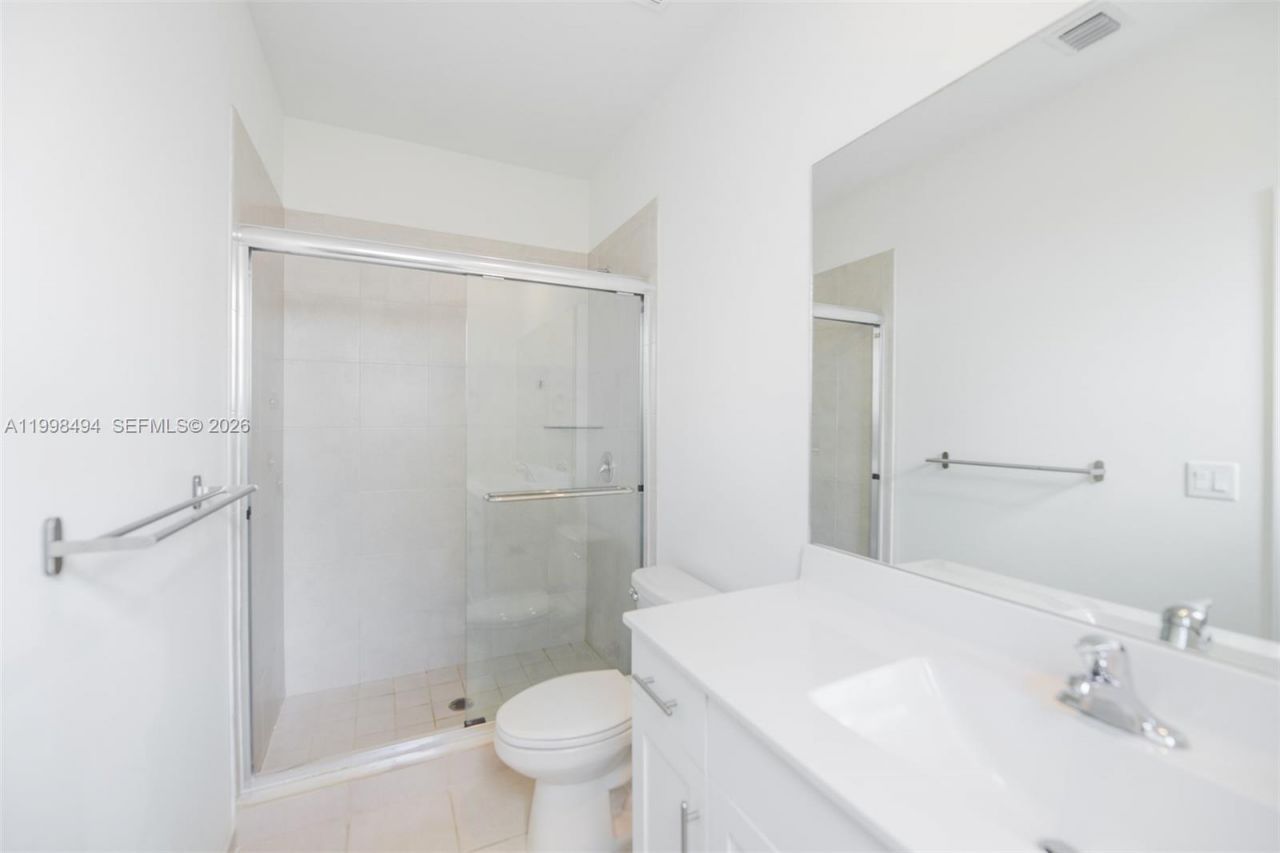640 NE 207th St, Miami, FL 33179 Photo