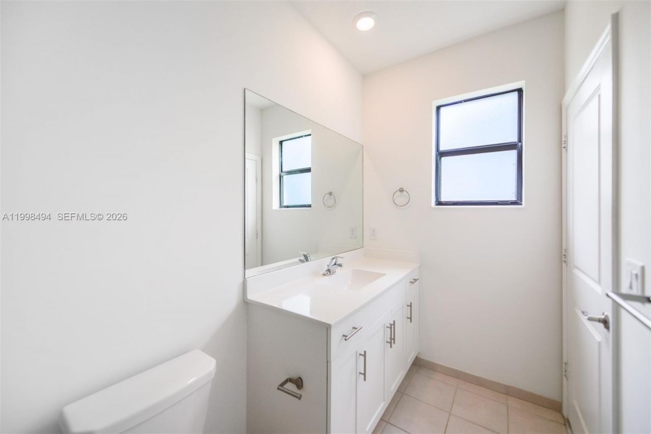 640 NE 207th St, Miami, FL 33179 Photo
