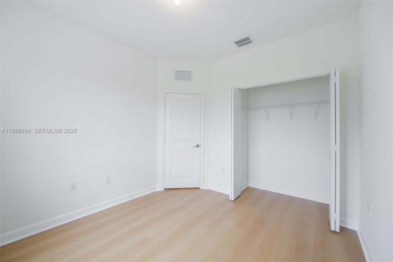 640 NE 207th St, Miami, FL 33179 Photo