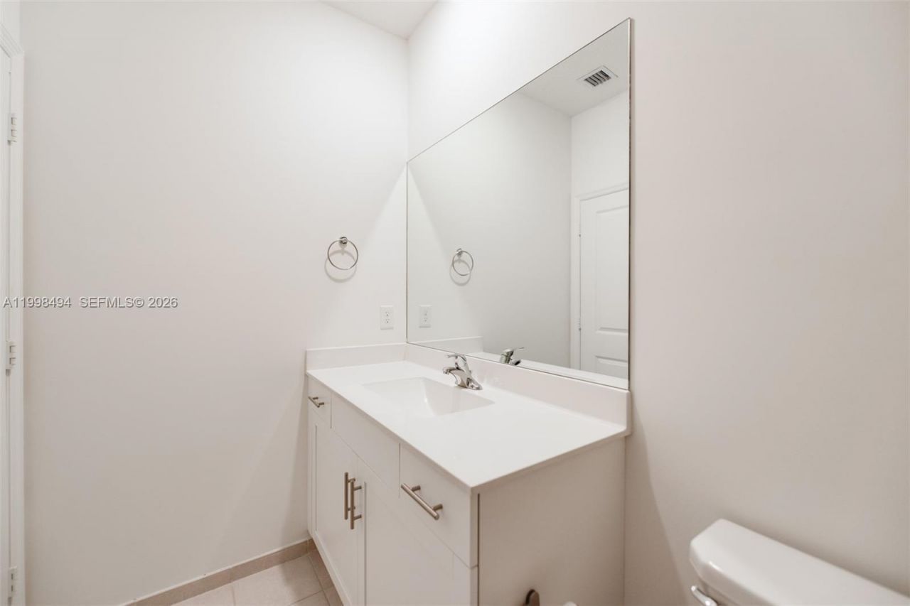 640 NE 207th St, Miami, FL 33179 Photo