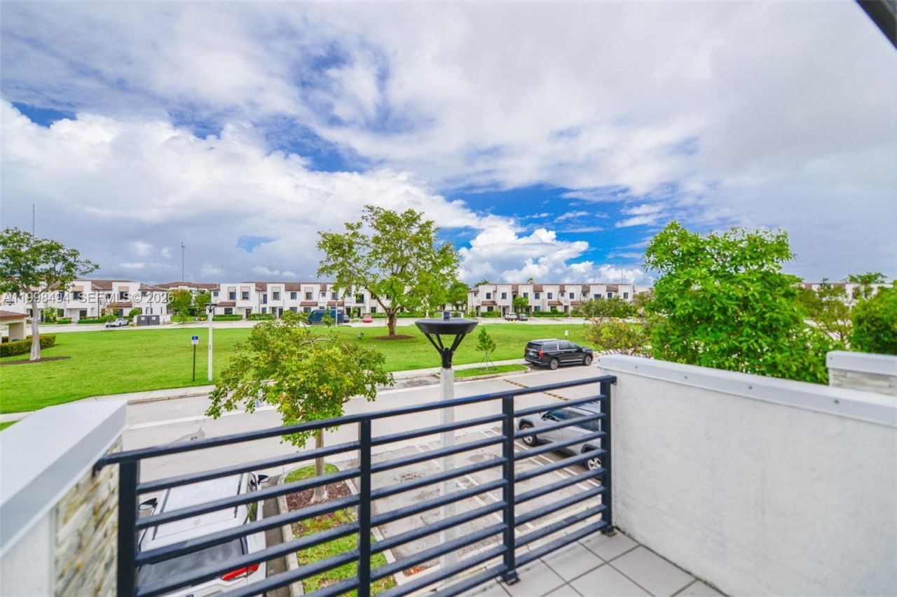 640 NE 207th St, Miami, FL 33179 Photo