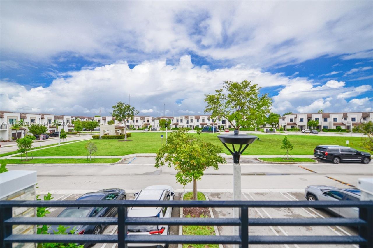 640 NE 207th St, Miami, FL 33179 Photo