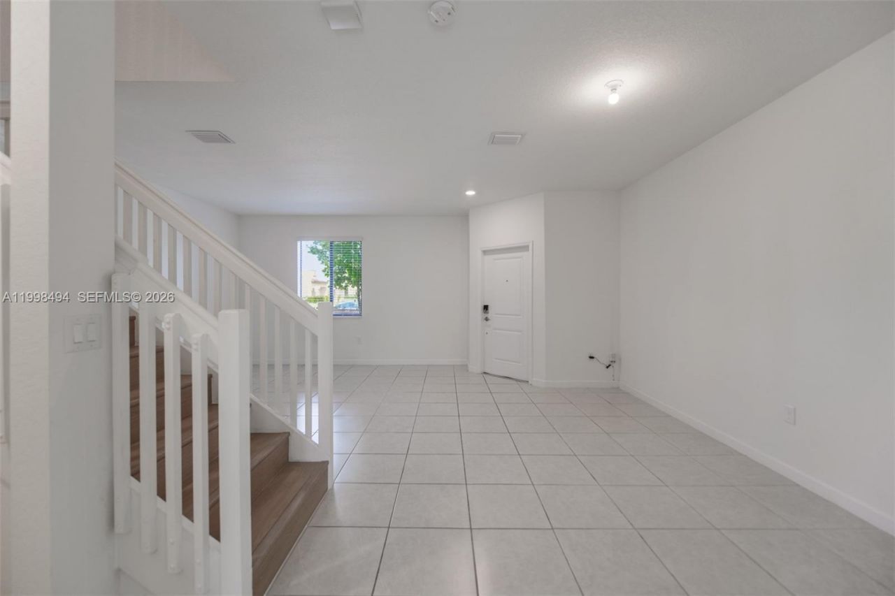 640 NE 207th St, Miami, FL 33179 Photo