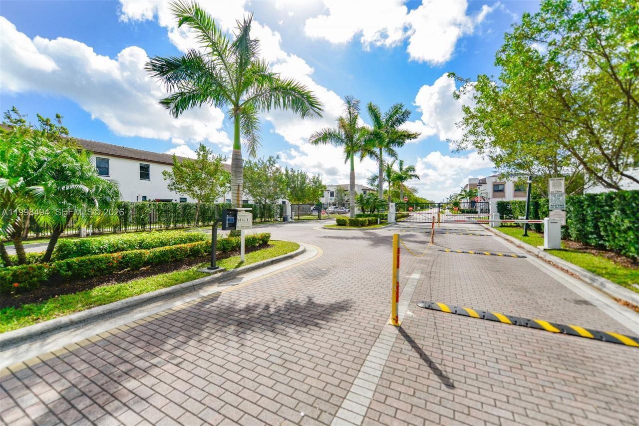 640 NE 207th St, Miami, FL 33179 Photo