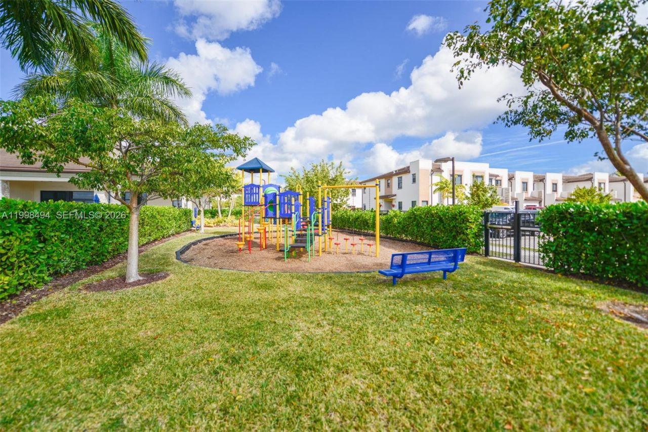 640 NE 207th St, Miami, FL 33179 Photo