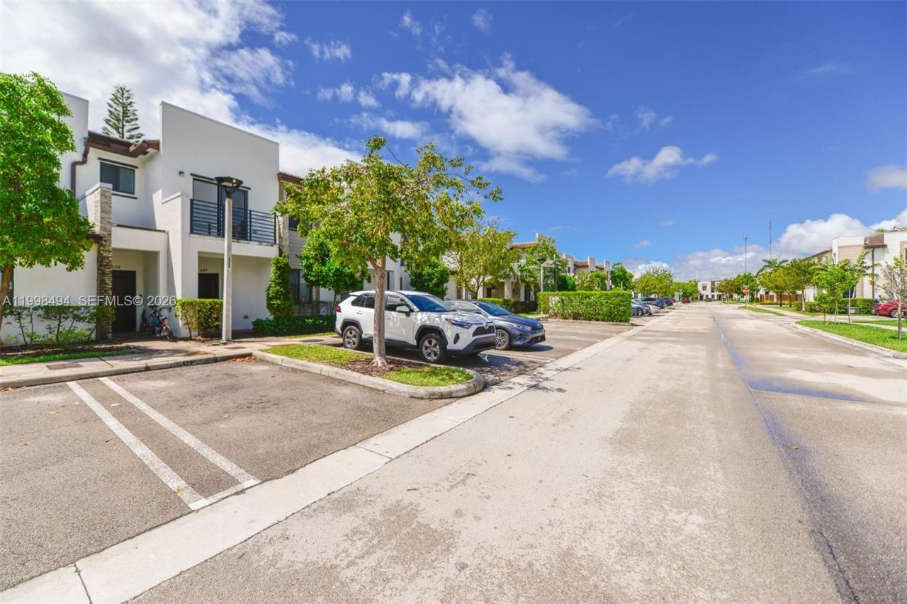640 NE 207th St, Miami, FL 33179 Photo
