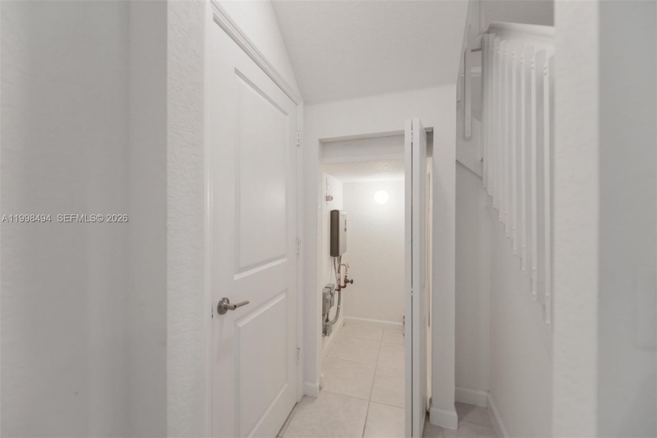 640 NE 207th St, Miami, FL 33179 Photo