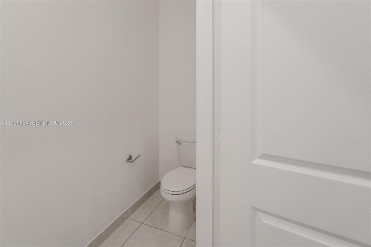 640 NE 207th St, Miami, FL 33179 Photo