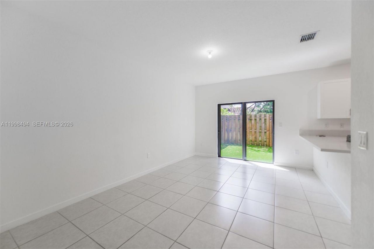 640 NE 207th St, Miami, FL 33179 Photo