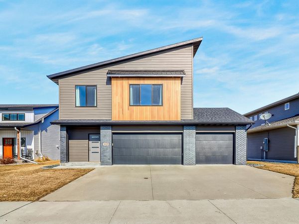 442 Hampton Drive W, Moorhead, MN 56560