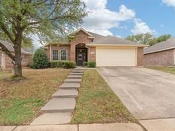 1002 Hidden Oaks Drive, Burleson, TX 76028