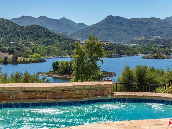 834 Ravensbury Street, Lake Sherwood, CA 91361