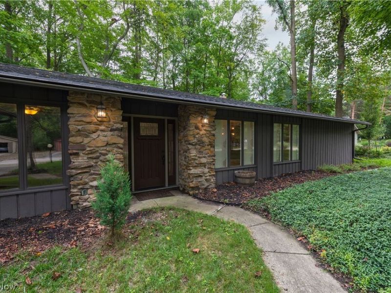 12101 The Bluffs, Strongsville, OH 44136 Photo 2