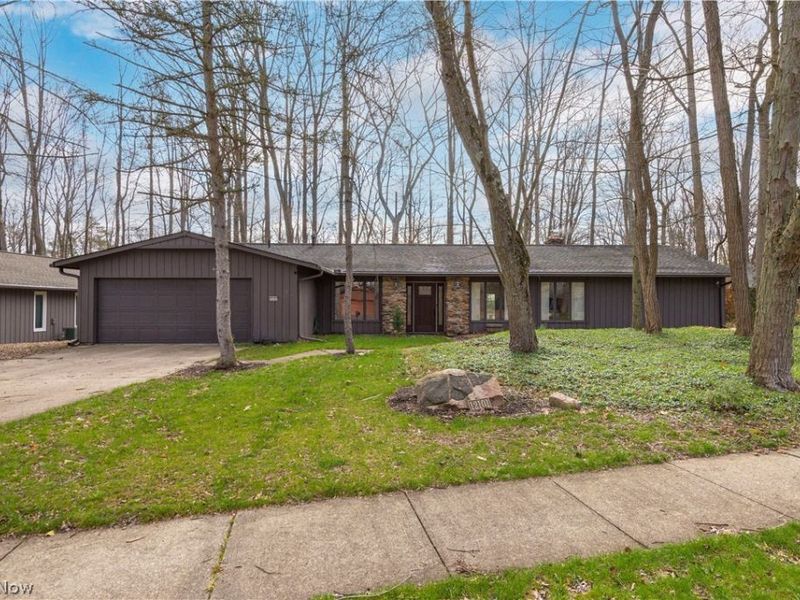 12101 The Bluffs, Strongsville, OH 44136 Photo 3