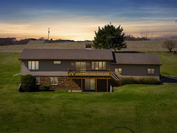 1808 Green Valley Rd NW , Waukon, IA 52172