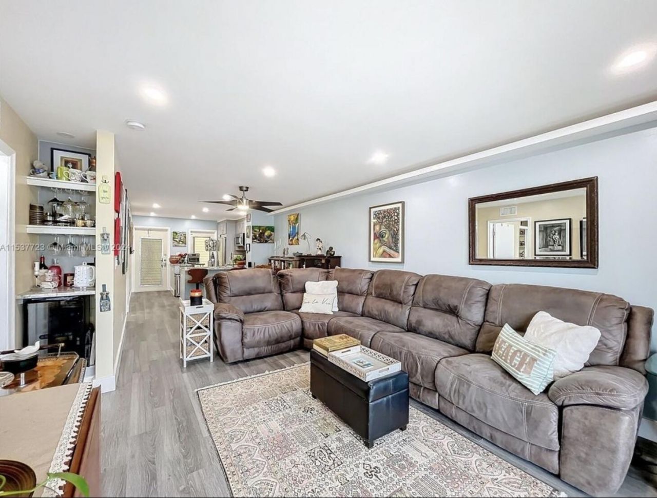 460 Paradise Isle Boulevard, Unit 205, Hallandale Beach, FL 33009 Photo