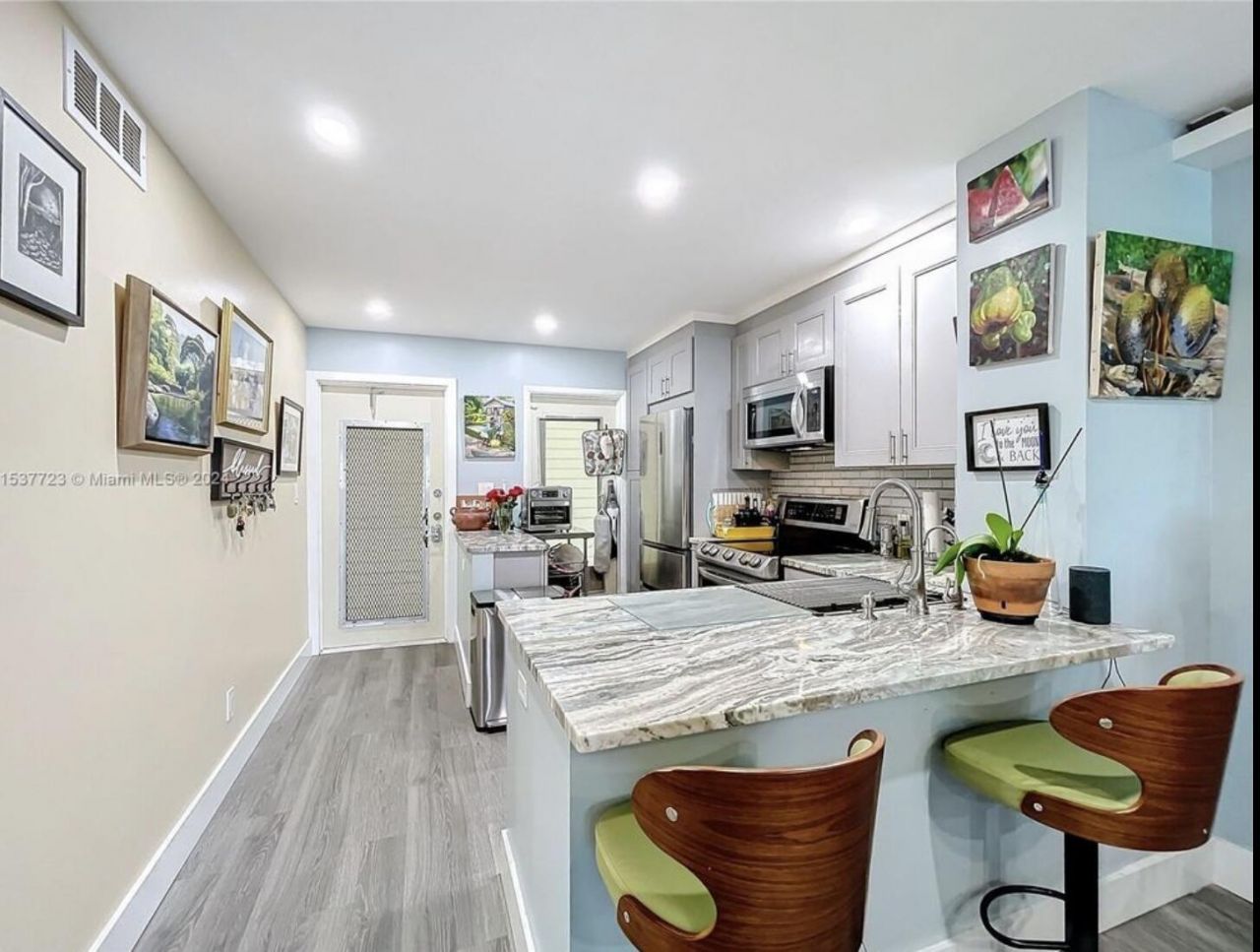 460 Paradise Isle Boulevard, Unit 205, Hallandale Beach, FL 33009 Photo