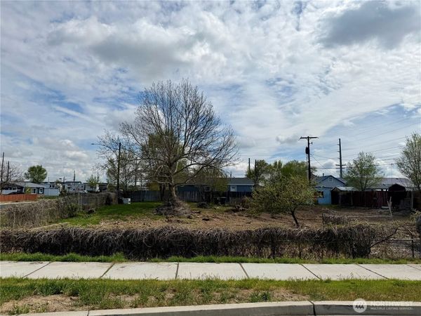 9917 NE Highland Dr, Moses Lake, WA 98837