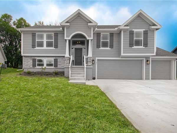 10139 N Poplar Avenue, Kansas City, MO 64156