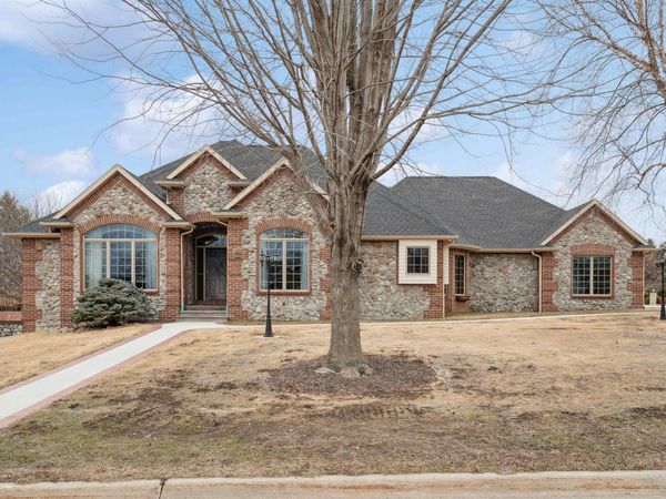 604 6th Ave SW, Dyersville, IA 52040