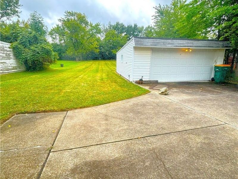 20732 APPLEGATE Road, Maple Heights, OH 44137 Photo 4