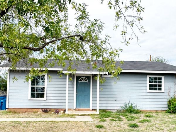 501 CORLEY DR, Devine, TX 78016