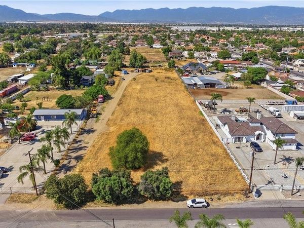 18438 Hawthorne, Bloomington, CA 92316