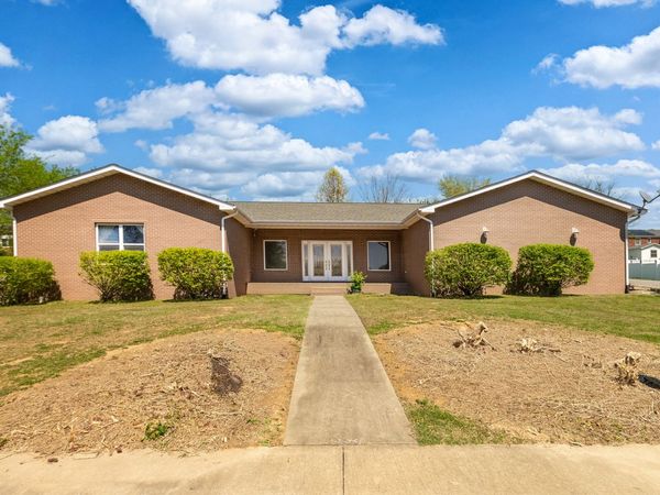 10 Peachtree Place, Harrisburg, IL 62946