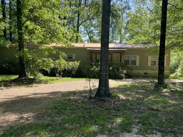 22 Deer Lake Road, Natchez, MS 39120