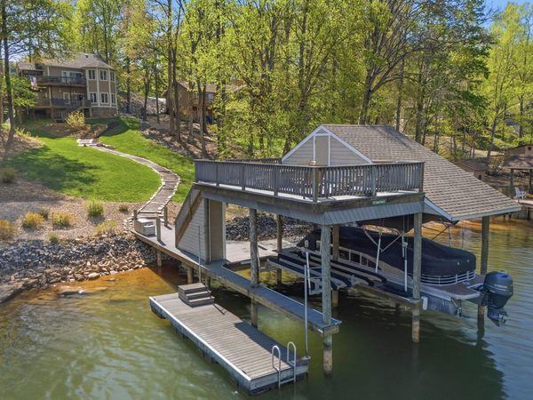 145 Channelview DR , Moneta, VA 24121