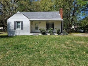 203 N Amelia Avenue, Blackstone, VA 23824