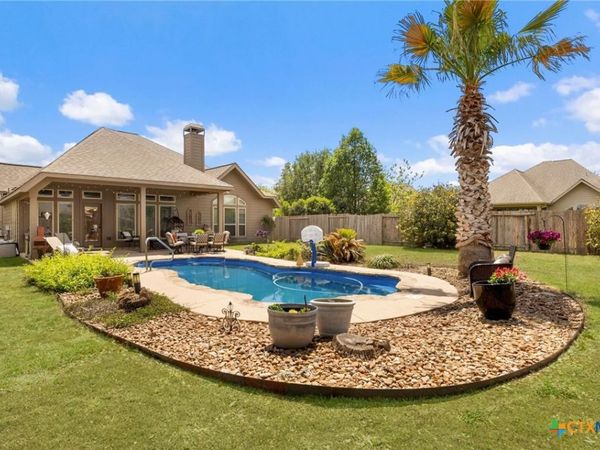 2194 Pioneer Pass , Seguin, TX 78155