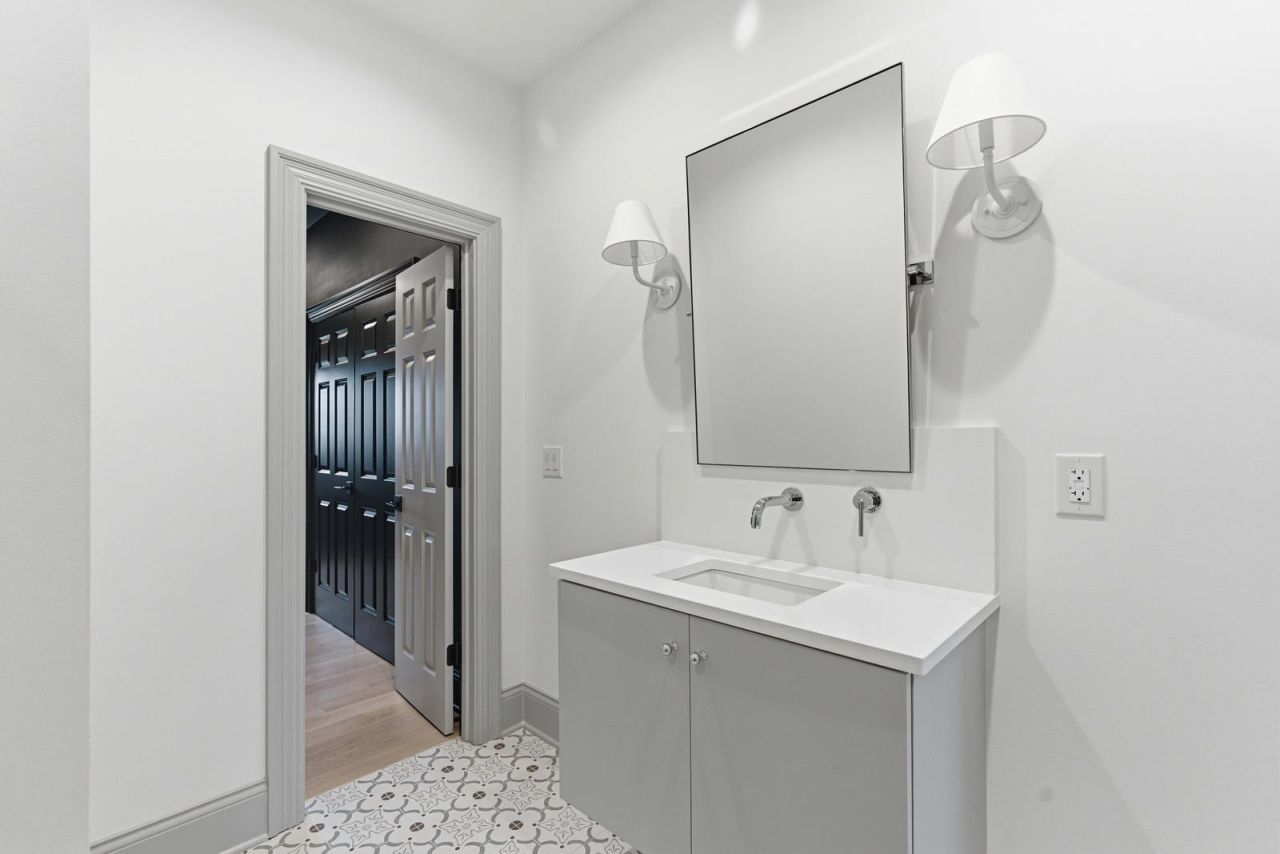 217 King George Street Photo 63