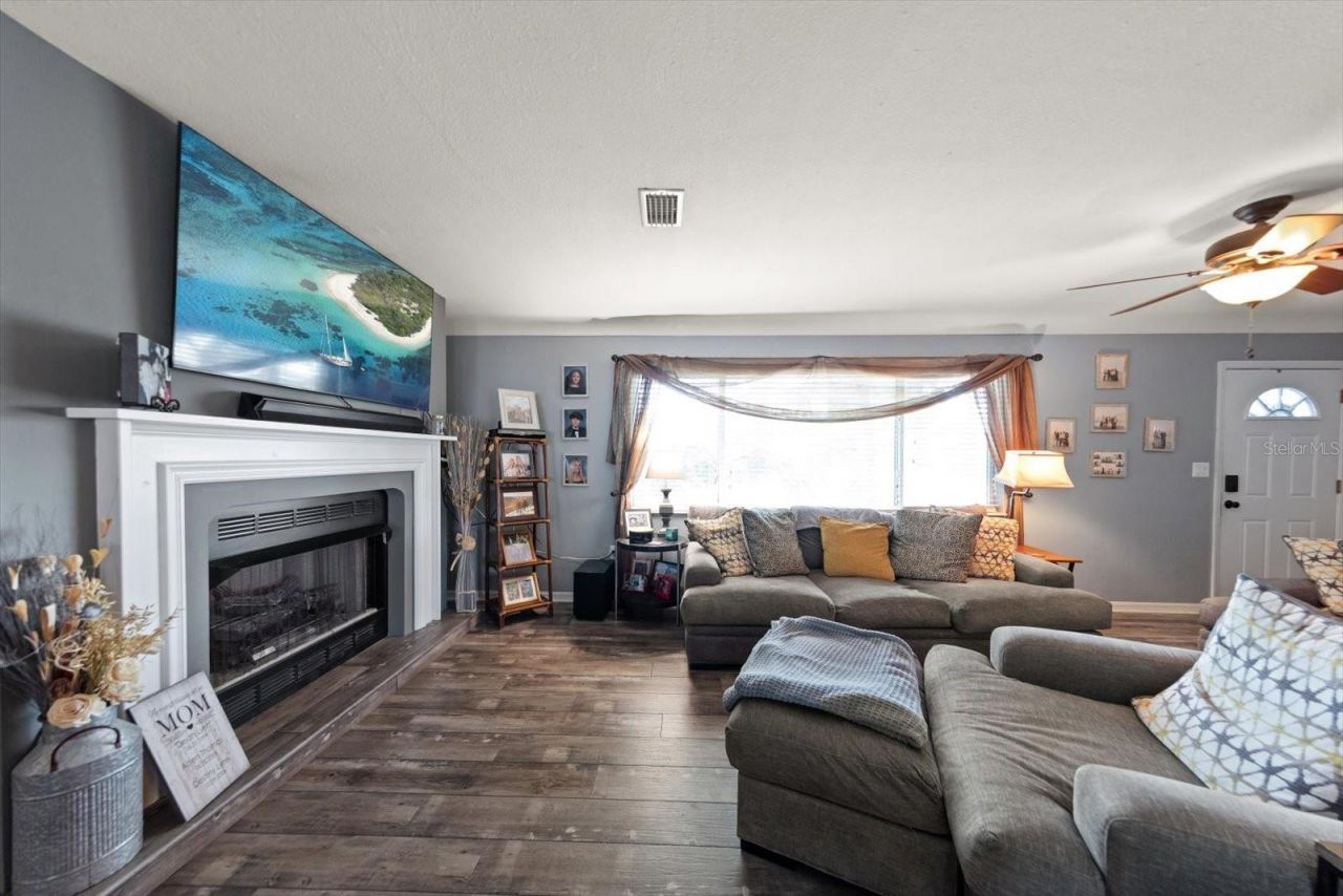 5042 Lake Charles Drive N, Kenneth City, FL 33709 Photo